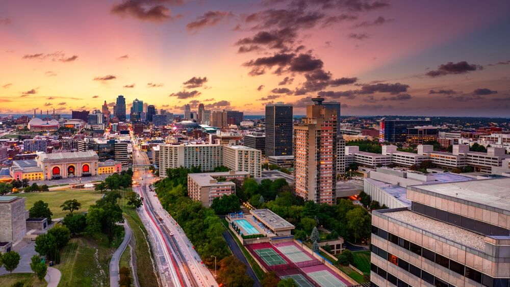 Skyline of Kansas City near luxury apartments.