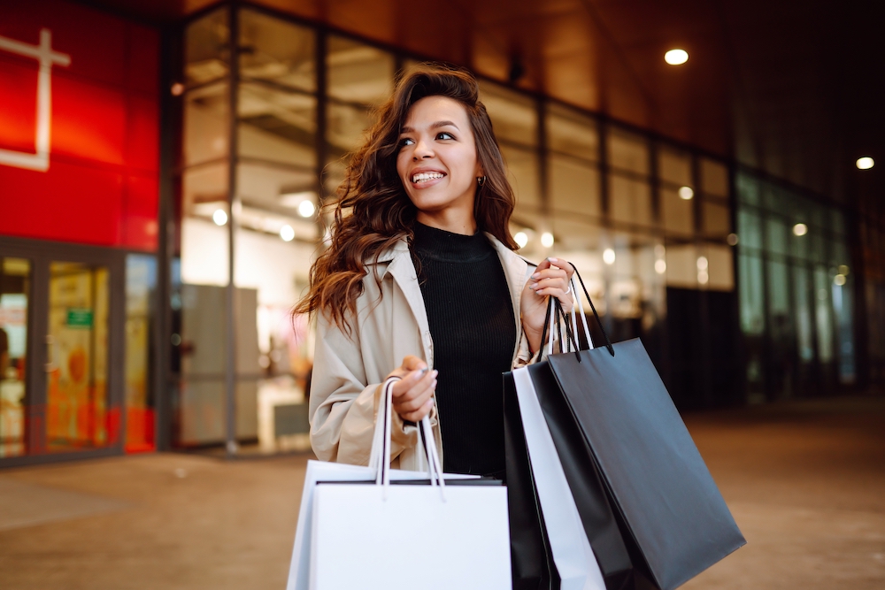 A woman going shopping at the stores close to the best apartments for rent in Kansas City